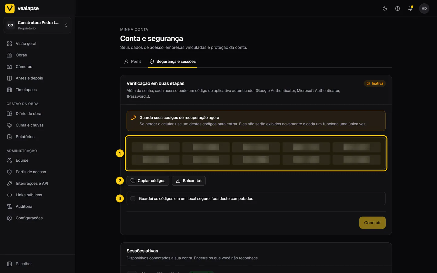 Lista de 10 códigos de recuperação no formato XXXX-XXXX, com os botões Copiar códigos e Baixar .txt e a confirmação de que foram guardados.