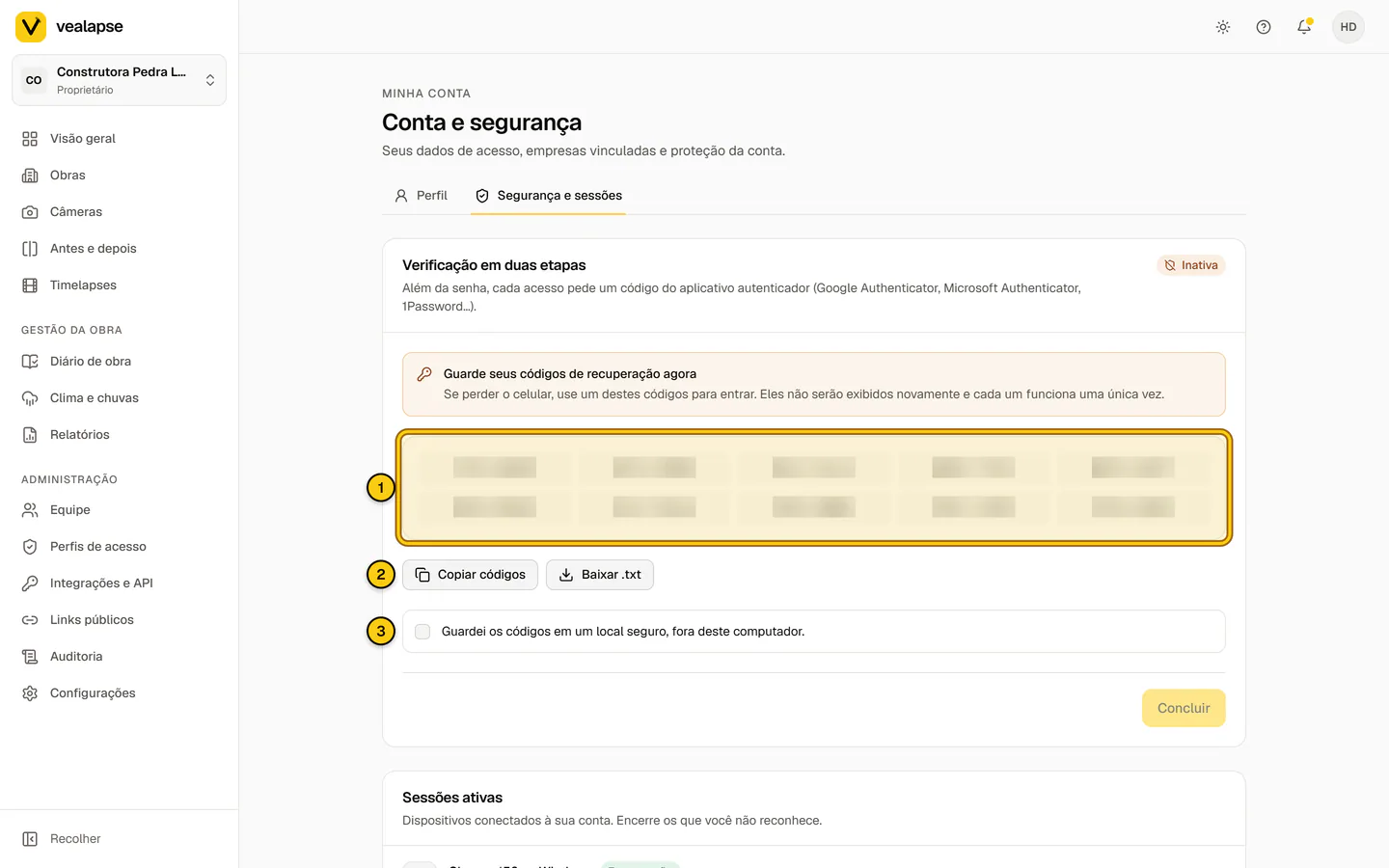 Lista de 10 códigos de recuperação no formato XXXX-XXXX, com os botões Copiar códigos e Baixar .txt e a confirmação de que foram guardados.