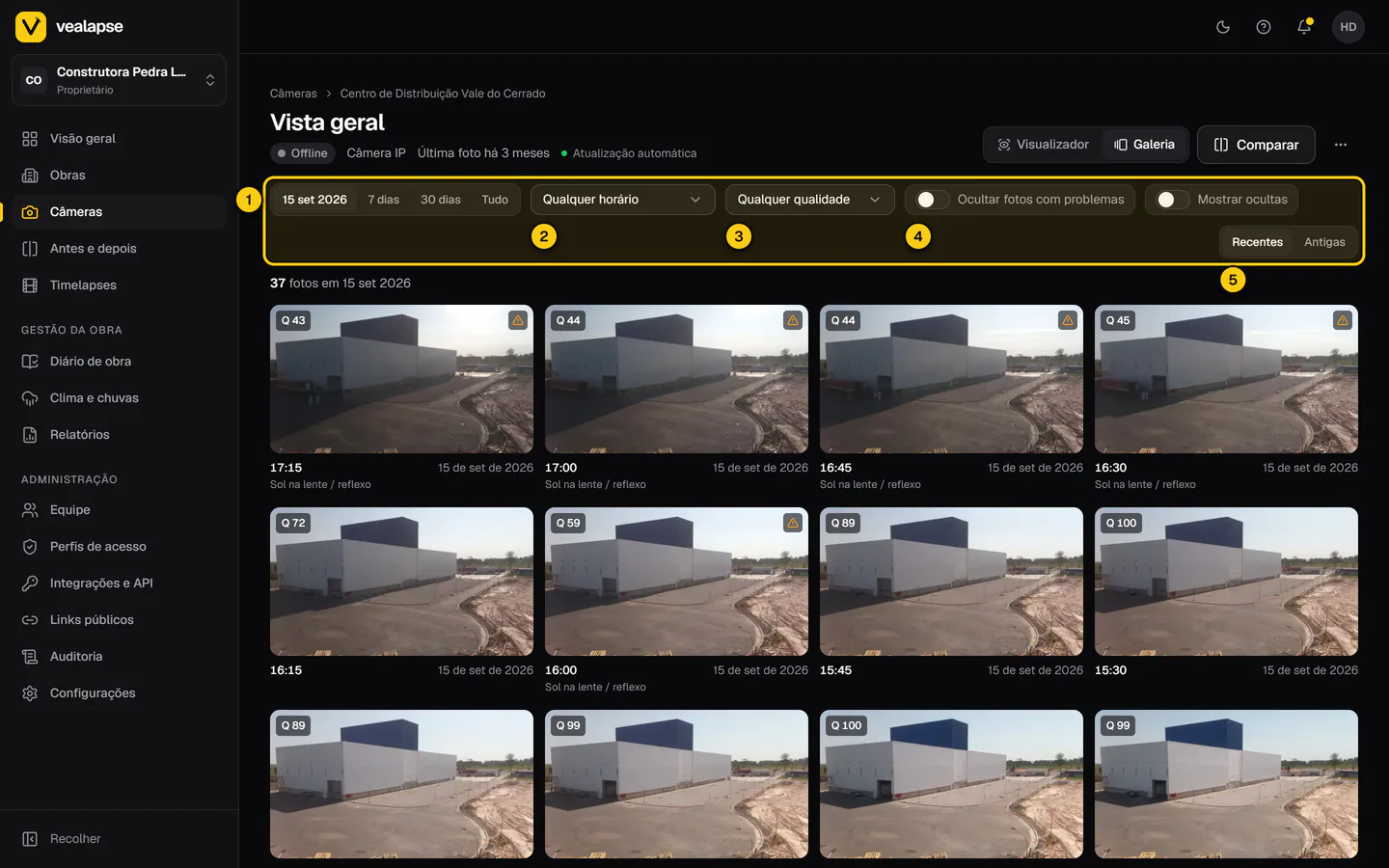 Modo Galeria do visualizador, com a barra de filtros (período, janela de horário, qualidade mínima, ocultar fotos com problemas e ordem) acima da grade de fotos.