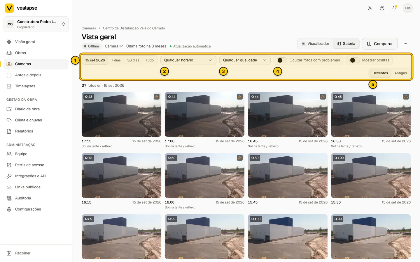 Modo Galeria do visualizador, com a barra de filtros (período, janela de horário, qualidade mínima, ocultar fotos com problemas e ordem) acima da grade de fotos.