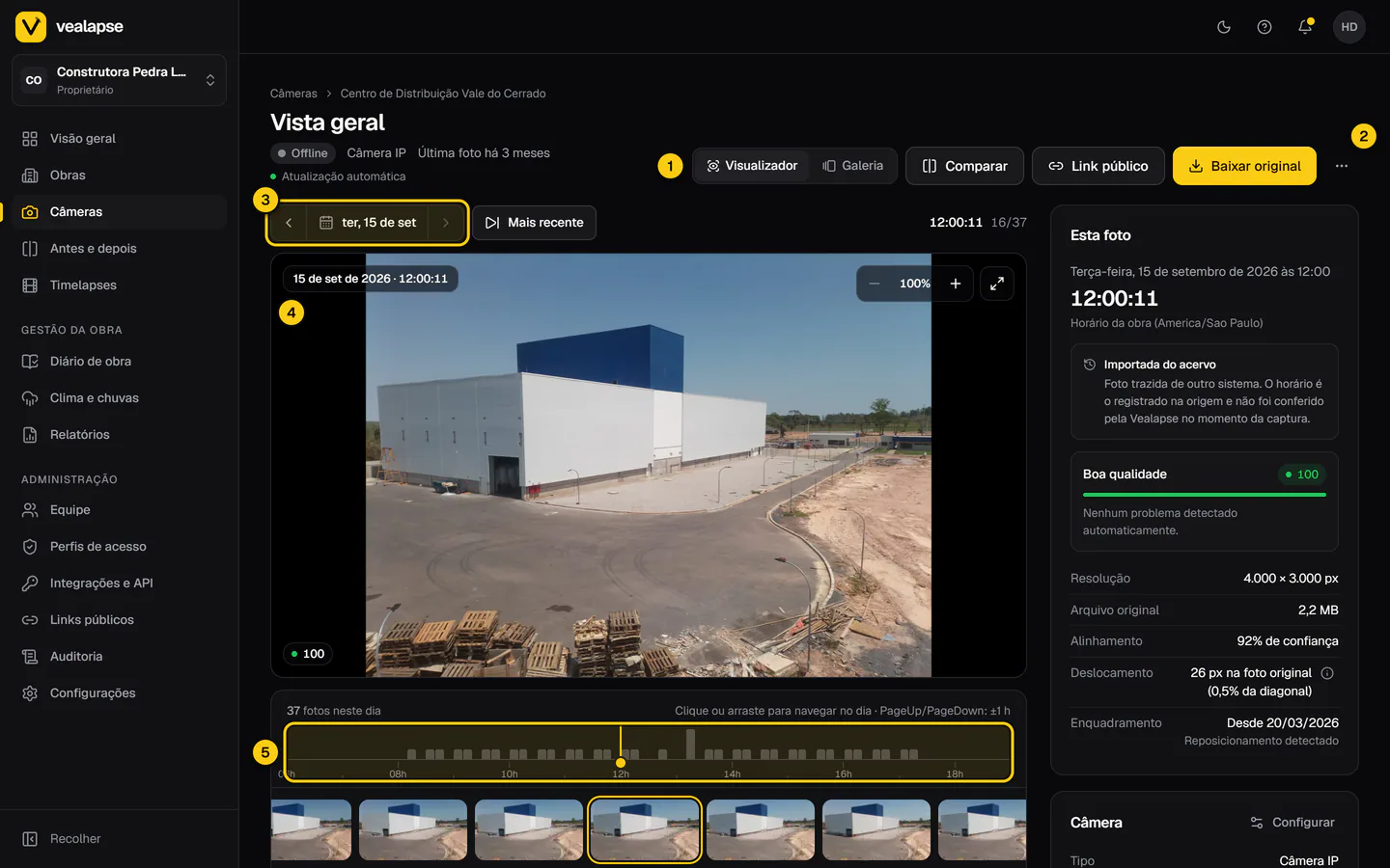 Visualizador de uma câmera: cabeçalho com o modo de exibição e as ações, navegação por dia, a foto em destaque e a linha do tempo do dia.