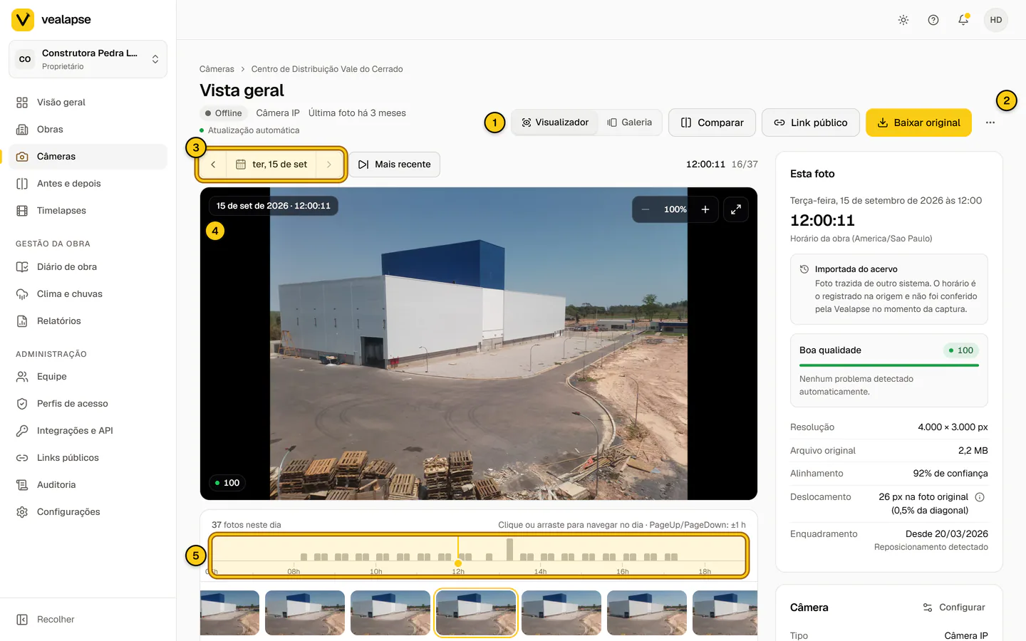 Visualizador de uma câmera: cabeçalho com o modo de exibição e as ações, navegação por dia, a foto em destaque e a linha do tempo do dia.